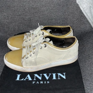 Lanvin skor  - Säljer ett par as feta lanvins i bra skick i storlek uk 7, Sulan är lite röd med inget som märks av. Hör av er vid frågor, TAR BYTEN
