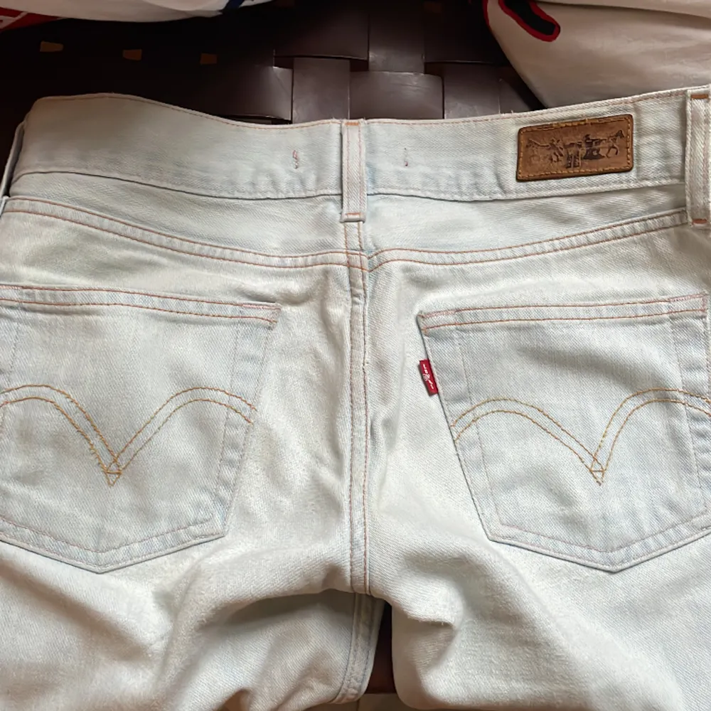 Levis jeans i modellen eve, jättefin ljusblå färg till våren!  Midjemått: 80cm Innerbenslängd: 81cm  Använt men bra skick. Jeans & Byxor.