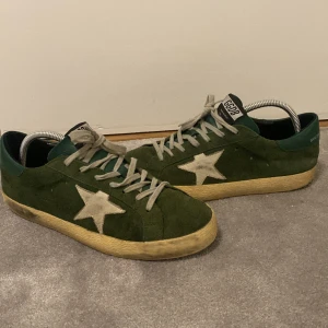 Golden Goose skor - Säljer nu  dessa snygga Golden goose skor i en mycket sällsynt färg. Skorna är i storlek 41 men passar 42. Skick: 8/10- det slitna är en del av designen! Endast skorna ingår! Vid frågor är det bara att skriva!(Tar emot byten)