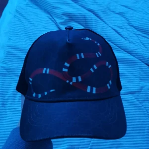 Gucci keps - Snygg gucci keps skick 9/10 använd några gånger passa väldigt bra