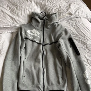 Nike tech fleece NSW  - Säljer denna Nike tech fleece NSW eftersom att den inte kommer till användning. Köpte den förra sommaren på Emporia på fotlocker för 1400 kr. Denna är en modem som är svår att få tag i! Den är Max använd 3 gånger så den är som ny.