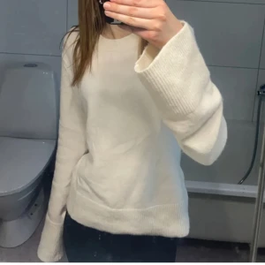 Stickad tröja  - En jätte fin stickad tröja använd 1 gång anledning till att den ska säljas är att den kommer inte till användning💗