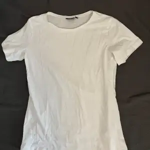 En helt vanlig vit T-shirt från Kappahl i storlek M. Aldrig använd, endast provad. Fint skick och väldigt skön tröja. Hämtas på min adress i Malmö. 