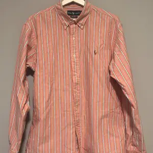 Otroligt snygg Ralph Lauren skjorta från 90-, 00-talet | Mycket fräsch och perfekt till sommaren | Storlek: XL - Custom Fit | Väldigt bra skick utan defekter | Hör av er vid funderingar🤝