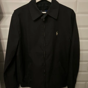 Raplh Lauren vind/regn jacka - Säljer min jacka som inte passar, den är köpt för 2 295kr och är inte använd utomshus.