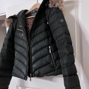 Hollies vinterjacka  - Hollies kort jacka ,Välanvänd och behöver kemtvättas,liten i storlek.