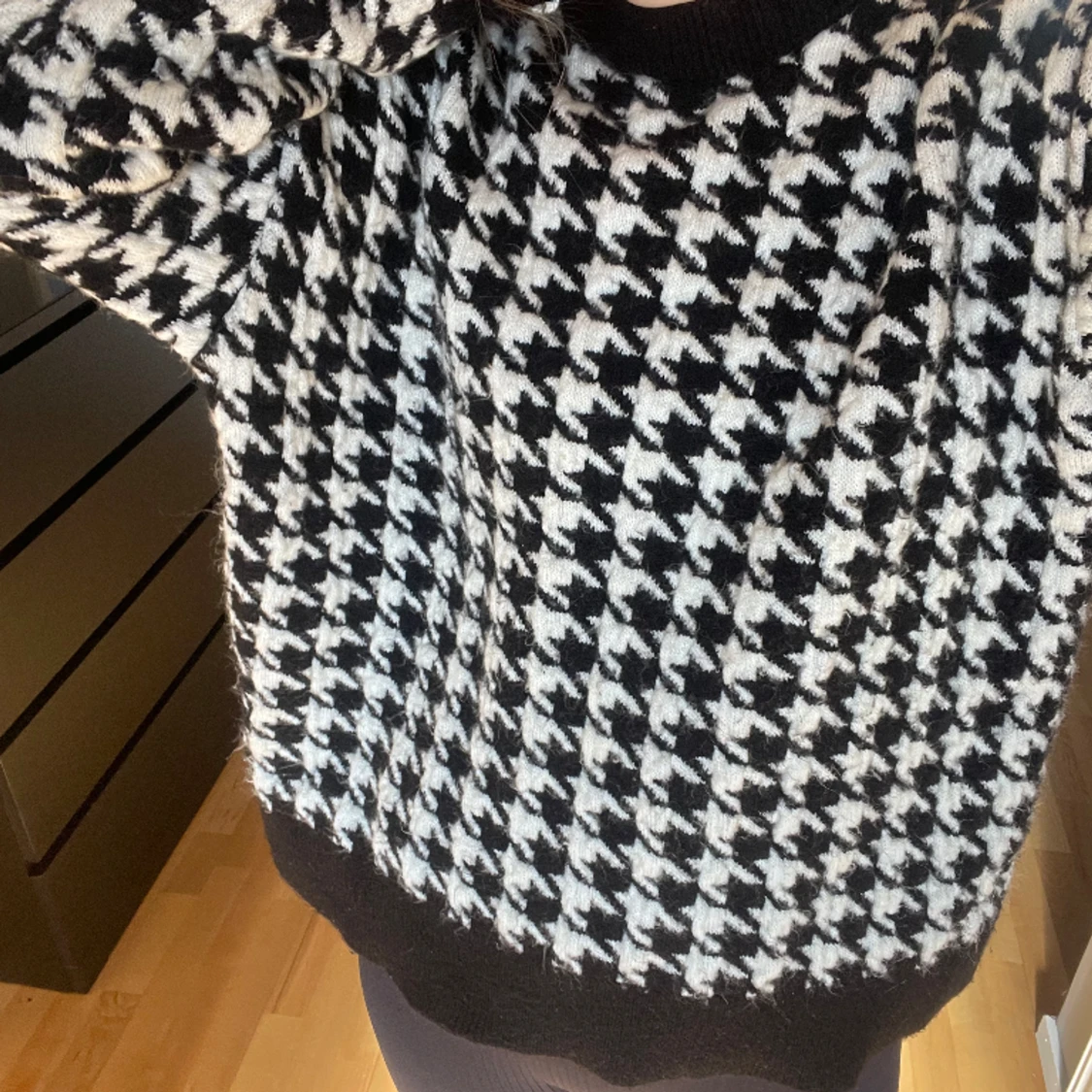 Svartvit tjocktröja Mango  - 91