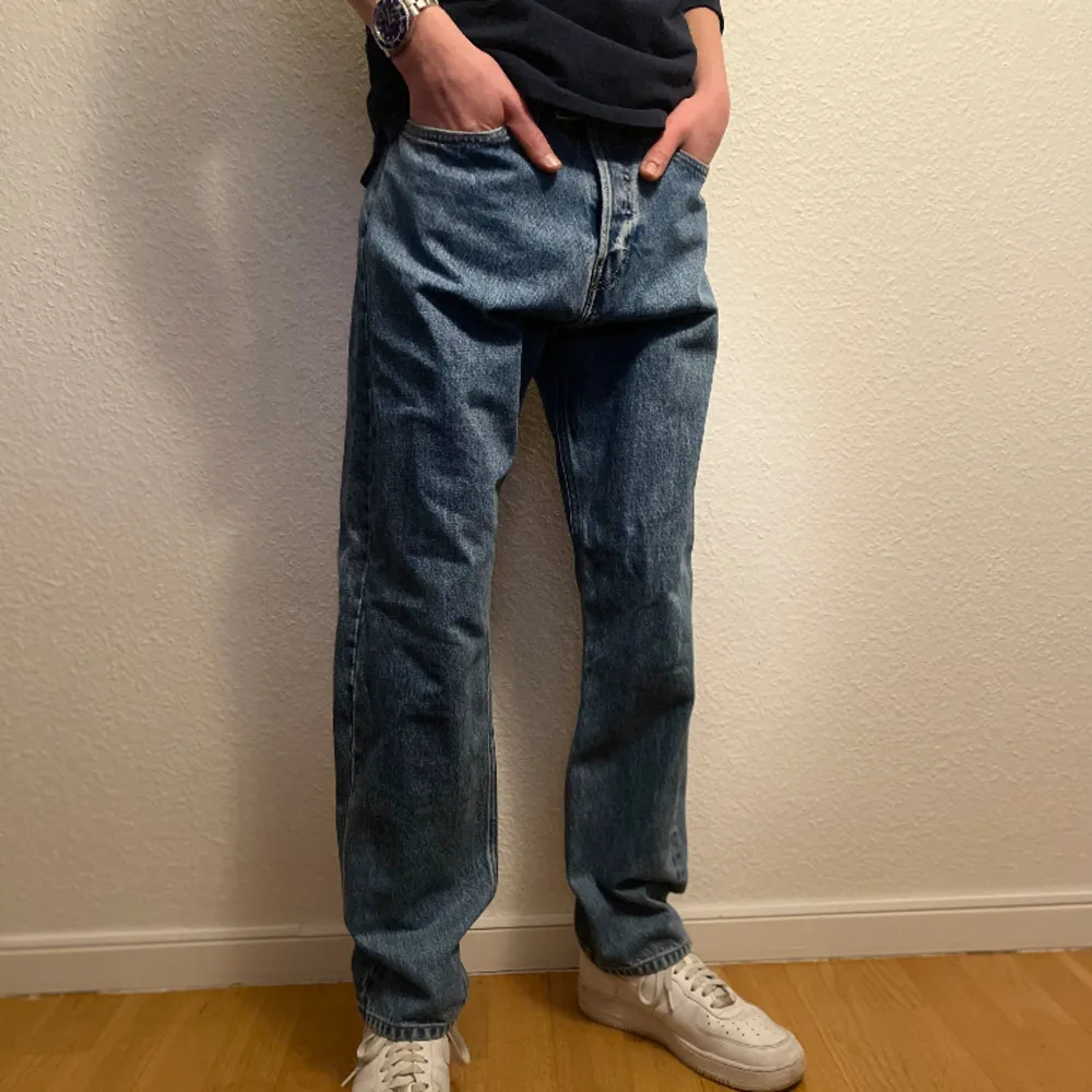 Säljer dessa jeans från Weekday med modell Relaxed straight och storlek (27/30) Modellen på bilden är 180 Skriv för fler funderingar!. Jeans & Byxor.