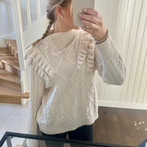 stickad tröja - Säljer denna superfina krämvita stickade tröja från only då jag har många liknade redan🤍