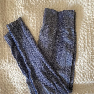 DIVINA TIGHTS - Säljer dessa sett (se överdel på min profil) från devina! Så fina och så sköna! Använda 2 gånger — super skick!! Som sagt är överdelen till sättet i min profil!