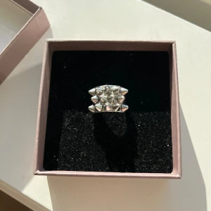Edblad ring  - Super fina edblad ringen i silver. Väldigt sparsamt och lite använd så i väldigt bra skick. Säljer då jag inte använder silver längre. kolla in min profil för matchande örhängen. !TRYCK INTE PÅ KÖP NU INNAN DU SKRIVIT!💓