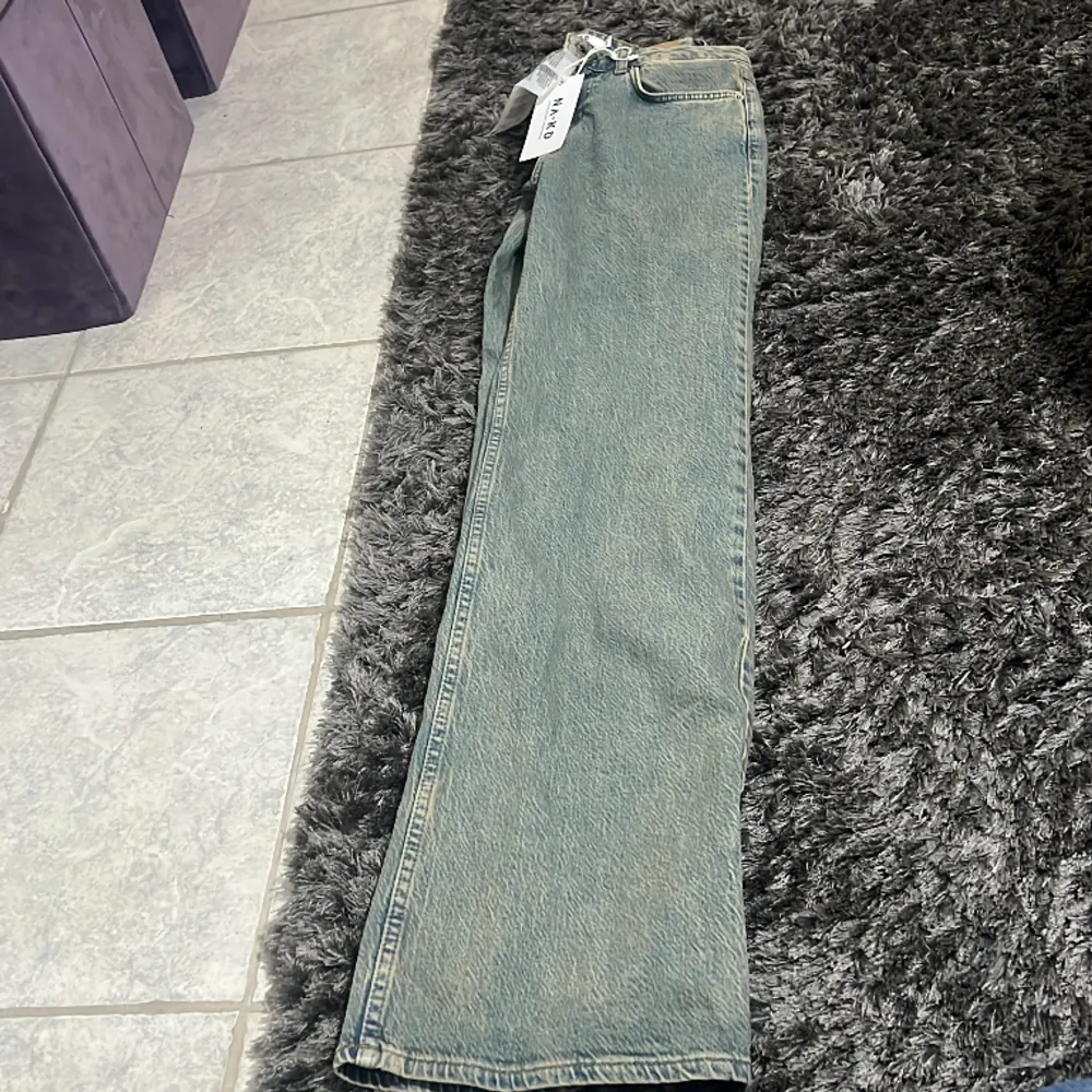 Den är helt ny och har fortfarande lappen på har aldrig använt och kommmer inte göra det så jag ville sälja den🥰Den är från NA-KD pch köpte den för 700kr. Jeans & Byxor.