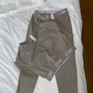 ICANIWILL träningset - Säljer ett träningset från ICANIWILL, använt en gång. Väldigt skrynkliga då jag inte använt det men lät att lösa.  Ny pris är 449 kr för toppen och tightsen går för 699kr 