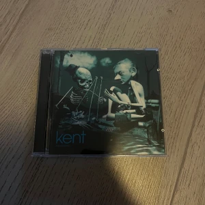 Kent - Du & Jag Döden - Kent Du & jag döden CD skiva  Skiva: bra skick (lite små repor men det påverkar inte skivans uppspelning) Plastask: lite trasig där man lägger ner skivan (Zooma in på bilden med öppen ask)   Plastasken följer med. 