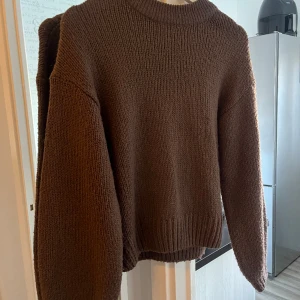 Stickad tröja - Brun stickad tröja från Nakd som inte kommer till användning🤎stl. Xxs men passar mig som vanligtvis har Xs/s.