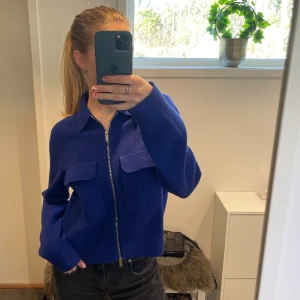 Arket jacka - Sååå fin jacka från Arket💙I den mest perfekta kornblåa färgen!! Kommer inte till användning längre tyvärr. Den är använd några gånger och i jättefint skick!😍