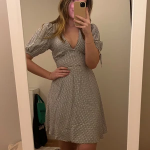 Prickig klänning  - Prickig klänning från HM i storlek 36