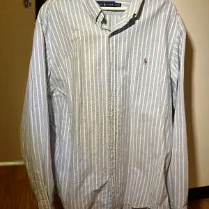 Randig skjorta   - Skjortan har inte kommit till användning längre, håller på att rensa skåpet  och vill bli av med de mesta.  Kom gärna med bud 😊 