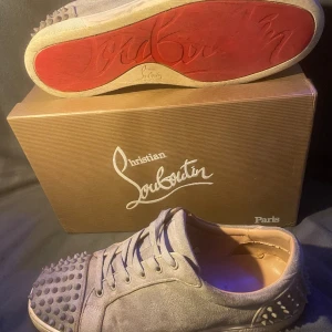Christian Louboutin - Christian Louboutin skor i storlek 46. Skick 5,5/10 därav priset. Har tappat 5 spikar. Priset kan diskuteras👍 Ställ frågor vid minsta fundering😊