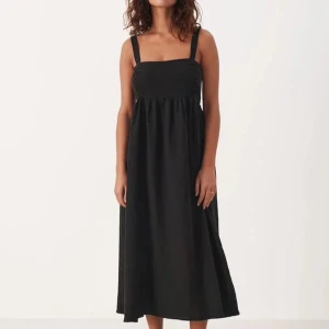 Part Two Amila Dress stl. 40 - Svart, helt ny (med lappar kvar), klänning i 100 % linne från Part Two. Köpt förra sommaren. Superfin och skön klänning! Nypris;1800kr