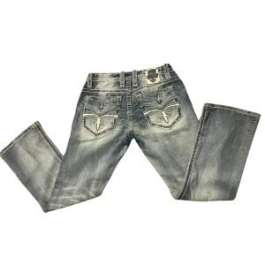 Vintage 2000’s jeans - Säljer mina skitsnygga 2000’s thriftade jeans med snygga detaljer i bak, säljes pga att de inte längre passar mig😭😭 Midjemått: 38 cm tvärs över Längd 32