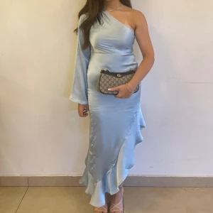 Satinklänning från Gina Tricot  - Superfin klänning från Gina Tricot. Storlek 36. Har använts en gång och är i bra skick. 