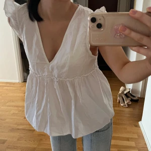vit blus - säljer denna jättesöta blus då den inte kommer till användning 💕