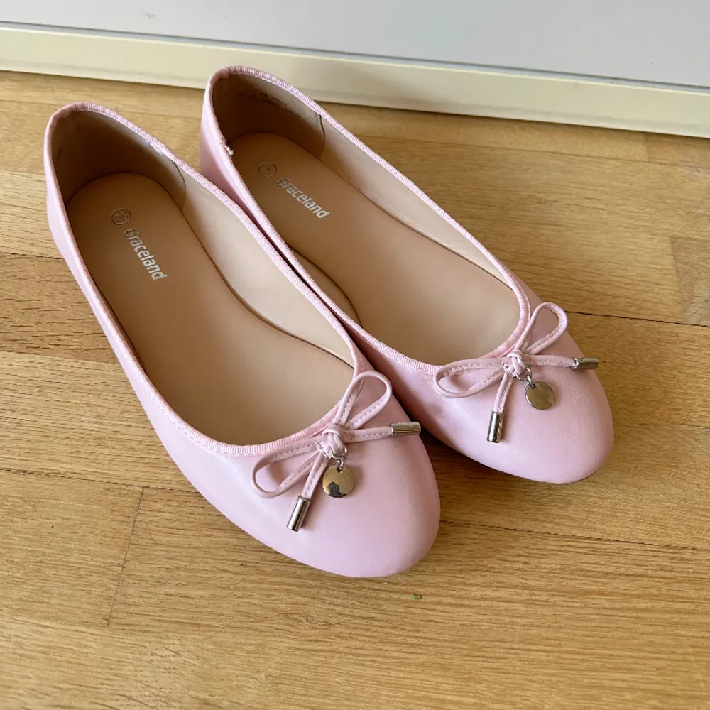 Väldigt söta ljusrosa ballerina skor i nyskick, endast använda 1 gång. Säljer då dom är lite små på mig. Har inga skador/märken.🌸 . Skor.