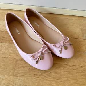 Väldigt söta ljusrosa ballerina skor i nyskick, endast använda 1 gång. Säljer då dom är lite små på mig. Har inga skador/märken.🌸 