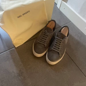 Axel arigatos  - Säljer mina gamla arigatos, i suede  Ganska bra skick inga direkta defekter elelr skador men lite slitna bara. Allt og medföljer, billigare vid snabb affär  