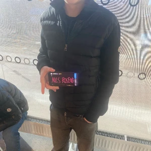 Moncler cardigan  - Moncler cardigan till ett bra pris! Säljer pga att den ej andvänds längre och ej är min stil! Vid snabb affär kan priset sänkas med 100kr!