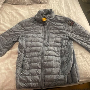 Parajumper jacka för män - Två små hål på vardera ärm lagade med tejp