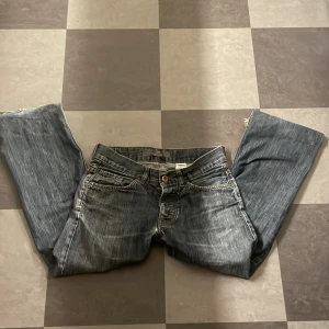 Logg jeans - Bra skick bara lite slitna i benen kom privat för mer info