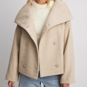 Beige kappa - Säljer min supersnygga  kappa från NA-KD som jag endast använt 2 gånger, perfekt inför våren!🤩🤩säljer pga jag har för många jackor och tyvärr inte fått användning av den😫😫😍