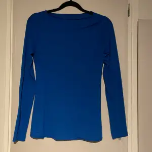 Blå tröja från Intimissimi. Strl S. Använt 2 gånger. Nypris 449kr. Finns inte att köpa i hemsidan. 