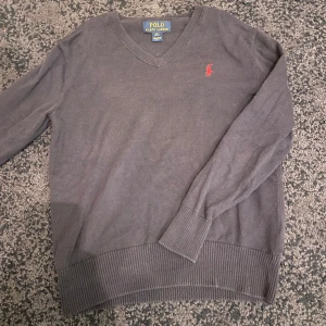 Stickad polo tröja! - Stickad polo tröja Som är nästan oanvänd, storlek xxs men passar också  xs bra.