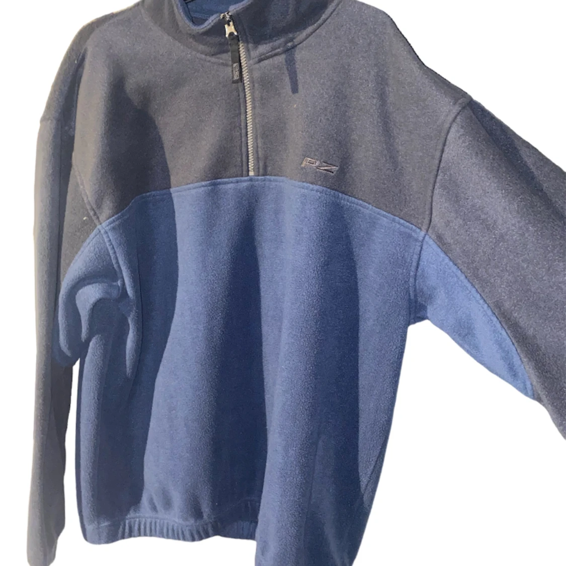 Grå och mörk blå fleece