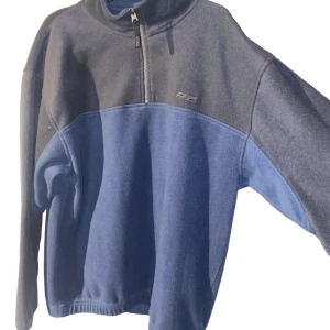 Grå och mörk blå fleece - En skön fleece bra för lite kallare väder med jättefin pass form 