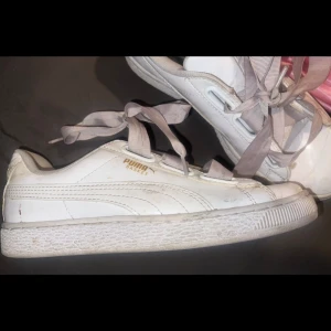 Puma skor vita med rosa band 37 - Puma skor  Storlek 37  Inte så slita men smutsiga men går att få fina igen :) 