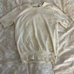 Topp  - Topp från zara i bra skick! Säljer pga att jag inte använder den