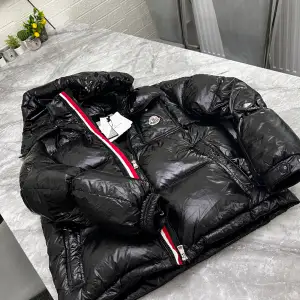 Helt ny min dotter fick den i present och den va flr stor för henne därför säljs den, finns i upplands Väsby kan mötas upp eller fraktas. Nya modellen av Moncler äkta såklart påse medföljer och etiketten 