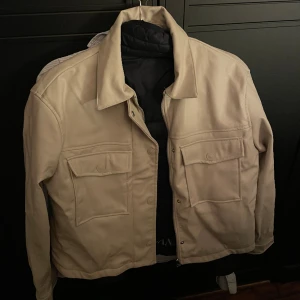 Beige skinnjacka - Säljer min fina skinnjacka från H&m. Kan användas till allt, så fint skick! 150kr