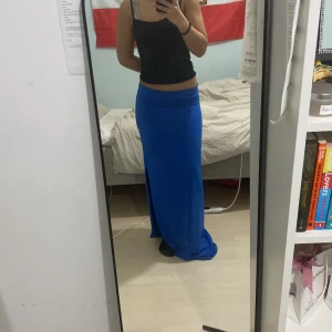 Supergullig lång kjol - Kjol från C.W som jag älskar men tyvärr är aldeles för lång, jag har vikt ner den alla gånger jag använt den men det är besvärligt. En liten ”defekt” på framsidan ni ser på sista bilden men det är allt. Jag är 162. Nypris 399kr