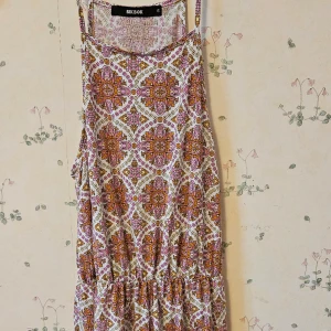 Mandala klänning  - Bikbok. Jag är 168cm. Den är lika lång. Benen på sidorna syns. Ej frakt. 45kr. Perfekt till stranden. St 38. Reserverad
