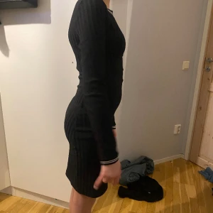 Klänning  - En svart basic klänning 