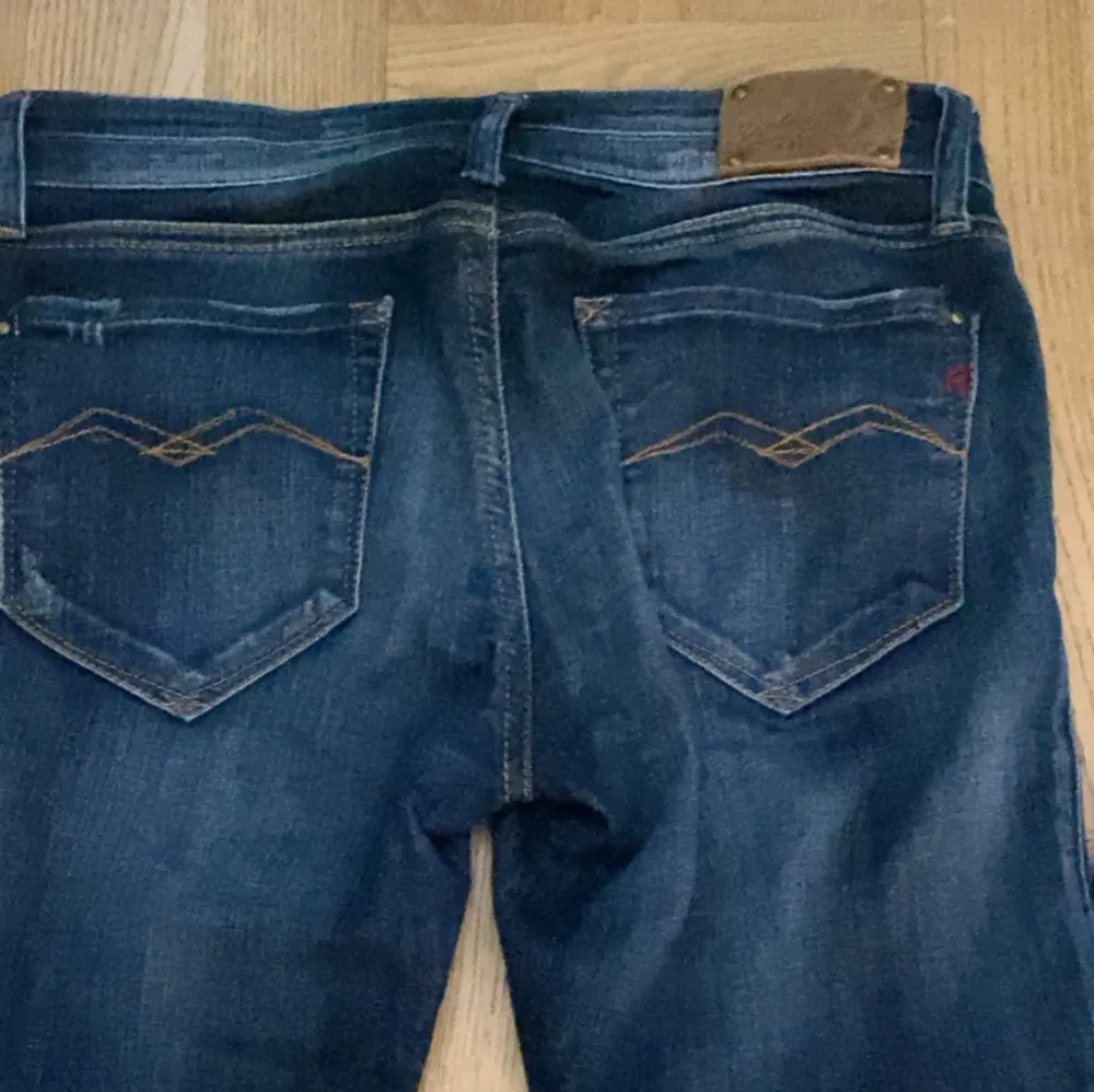Jätte fina low waisted jeans från replay . Jeans & Byxor.