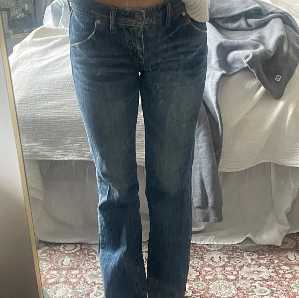 Säljer mina otroliga vintage jeans som är köpta i Bangkok! Jag är 160cm och de sitter perfekt längsmässit på mig. . Jeans & Byxor.