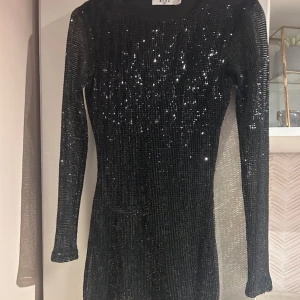 Glittrig klänning  - Glitter klännig(som ny)🩷