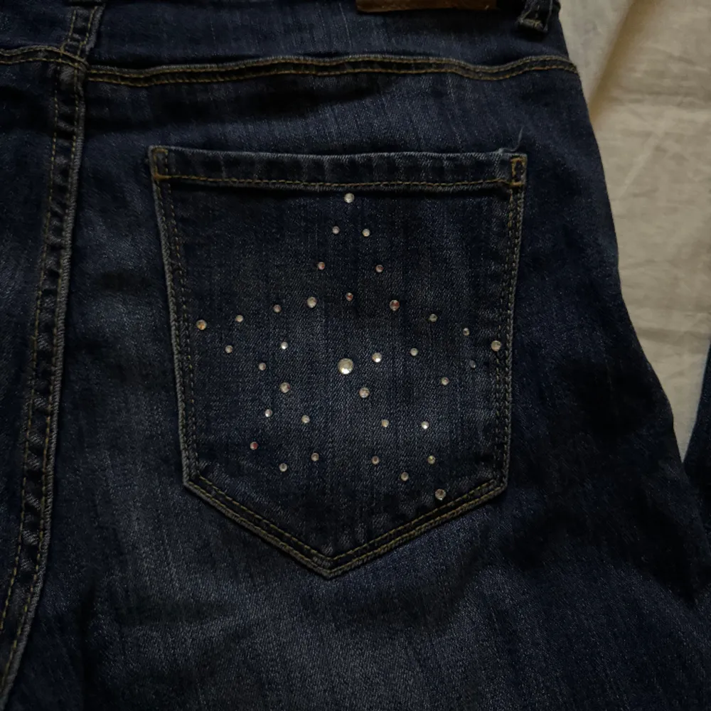 Ett par jeans med en stjärna av rhinestones. Köpt på Plick för 350kr. Oanvända för dom är för stora och korta i mina ben (är 167). Midja rätt över: 38cm. Innerbenslängd: 81cm. Tryck gärna på köp nu. Jeans & Byxor.