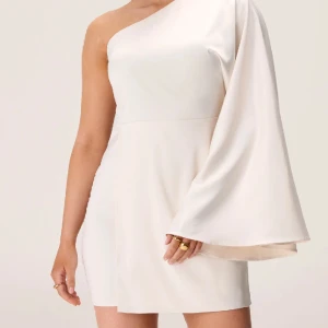 Adoore klänning vit strl.32 - Hej säljer denna Athens mini  klänning från Adore i strl 32! Aldrig använd men har haft på mig den 1 gång för att testa storleken den var tyvärr förstor  💕 NYPRIS : 1395kr 💕Skriv till mig om det skulle dyka upp några frågor💕 +du betalar frakt 